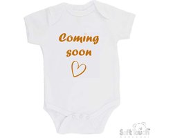 100% katoenen Romper met Tekst "Coming soon" - Wit/tan - Zwangerschap aankondiging - Zwanger - Pregnancy announcement - Baby aankondiging - In verwachting 56/62