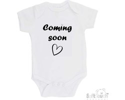 100% katoenen Romper met Tekst "Coming soon" - Wit/zwart - Zwangerschap aankondiging - Zwanger - Pregnancy announcement - Baby aankondiging - In verwachting 56/62