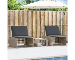 2 stuks ligstoelen met tafel in lichtgrijs van polyrotan, modulaire PE-rotan tuinmeubelset met 4-voudig verstelbare rugleuning en glazen tafelblad, outdoor loungeset