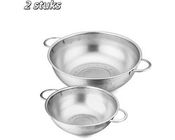 2 stuks - Vergiet - Roestvrij staal - Microgeperforeerd vergiet - Met handvat en voet - Geschikt voor het uitlekken en spoelen van groenten en fruit in de keuken - Vaatwasmachinebestendig - Diameters 28.5 cm en 22.5 cm - Zilver