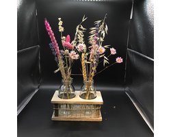 2 vaasjes in een houten tray met fleurige droogbloemen - cadeau - decoratie - interieur - bloemstuk - woondecoratie - vintage- droogbloemen boeket - droogbloemen met vaas - petites fleurs