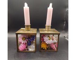 2 vierkante, goudkleurige kaarsenhouders incl. fleurige droogbloemen en kaarsen - cadeau - kaars | bloemstuk | bloemen | droogbloemen in glas | fleurig | cadeau | gezellig | vaas | vaasje | decoratie | woondecoratie - interieur - decoratie
