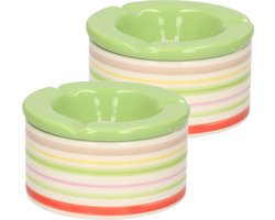 2x Gekleurde terrasasbakken/stormasbakken met groene deksel 12 cm - Tuin/terrasaccessoires - Asbakken