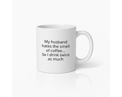 330ml Grappige Koffiemok – "Mijn Man Haat de Geur van Koffie… Dus Ik Drink Twee Keer Zo Veel"