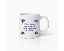 330ml Mok met Nederlandse Tekst – “Het Leven Is Mooi, Maar Je Moet Er Wel Iets Te Drinken Bij Hebben” – Grappige Koffiebeker in Delfts Blauwe Stijl