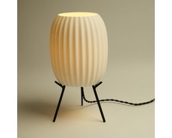 3D Geprinte Design Tafellamp – Ø16 cm – Handgemaakt in Amsterdam 2025 – Duurzaam Bioplastic – Geribbeld – Minimalistisch, Scandinavisch, Japans – Sfeerverlichting, Bureaulamp – Inclusief Melkglas LED