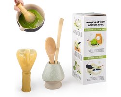 4-delige matcha-set met Japanse ceremonies, hars garde, bamboe lepel en schep, gardehouder - voorbereiden in netgroen sfeer.