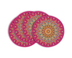 4-delige plantenmatset in Boheemse stijl — 38x38 cm — Materiaal: rubber (absorberend en antislip). Ronde matten, geschikt voor kamerplanten in potten en tuinieren buitenshuis; bieden effectieve bescherming voor tafelbladen, bureaus en vloeren.