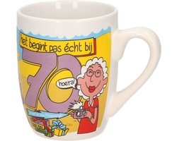 70 jaar verjaardag koffie mok/beker - Funcadeau - 300 ml - Cartoon teksten