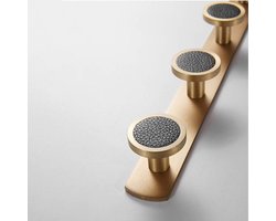 Aan de muur bevestigde kapstok met 5 ronde haken. Kapstokhaken van geborsteld goudkleurig messing. Aan de muur bevestigde handdoekhouder. Haken voor badkamer en woonkamer. Schroefinstallatie. Witte schelp.