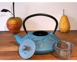 AANBIEDING Zeer mooie gietijzeren theepot 0.8 L met vlinder reliëf, van het merk LEIJZER Design.