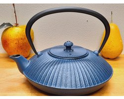 AANBIEDING Zeer mooie gietijzeren theepot 1.2 L antiek blauw, van het merk LEIJZER Design. Kado Tip,, een gietijzeren theepot is een leuk artikel om te geven als geschenk artikel.
