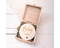 Aankondiging in kist - baby op komst - baby - kind - bekendmaking - zwanger - hout