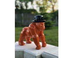 Aap met hoed oranje 24 cm hoog - polyester - polystone - tuinbeeld - tuinfiguur - beeld - hoogkwalitatieve kunststof - decoratiefiguur interieur - accessoire - voor binnen en buiten - cadeau - geschenk - kerst - nieuwjaar - verjaardag