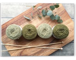 Acrylglas - Bollen Wol in Groene Tinten op Houten Bord - 40x30 cm Foto op Acrylglas (Wanddecoratie op Acrylaat)