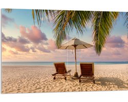 Acrylglas - Twee Ligbedden op het Strand met Palmboom - 120x80 cm Foto op Acrylglas (Met Ophangsysteem)