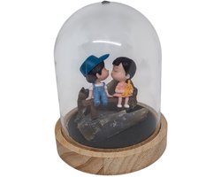 AdelaArT - Stolp Special Edition – First Kiss – Eerste kus – Kus op bankje- op Ruwe Agaat edelstenen - stolp - Uniek