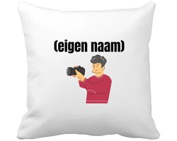 Akyol - fotograaf man grijs haar met eigen naam Kussen hoes - Fotograaf - fotografen - leuk cadeau voor iemand die houd van foto's maken - cadeau - kado - 40 bij 40 cm