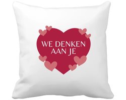 Akyol - we denken aan je hartje en kleine hartjes Kussen hoes - Quotes - iemand die door een moeilijke tijd gaat - moeilijke tijd - ziek - koorts - snel beter worden - cadeau - beterschap cadeau - kado - gift - geschenk - 40 bij 40 cm