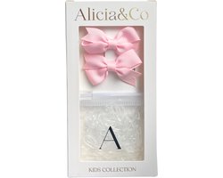 Alicia&Co – Tiny Tie & Bow Set – Bubble Gum Pink - Set van 2 kleine alligator haarclips en 1 zakje met kleine transparante haarelastiekjes - cadeau - kraamcadeau - haarspelden & clips - haarelastiekjes kind - haarspeldjes kind - haarspeldjes baby