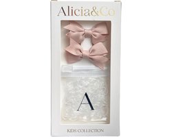 Alicia&Co – Tiny Tie & Bow Set - Creamy Caramel - Set van 2 kleine alligator haarclips en 1 zakje met kleine transparante haarelastiekjes - cadeau - kraamcadeau - haarspelden & clips - haarelastiekjes kind - haarspeldjes kind - haarspeldjes baby