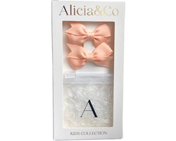 Alicia&Co – Tiny Tie & Bow Set – Princess Peach - Set van 2 kleine alligator haarclips en 1 zakje met kleine transparante haarelastiekjes - cadeau - kraamcadeau - haarspelden & clips - haarelastiekjes kind - haarspeldjes kind - haarspeldjes baby