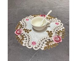 Allecto Plus - 4-delige bloemenborduurwerk tafelset - Onderzetters - Ronde bloemenvorm - Placemat - Eetkamer en keuken decoratie - 25 cm - Rozenrood.