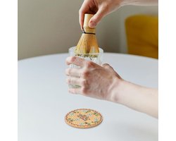 Allecto plus - Set van 12 kurk onderzetters met patroon, inclusief metalen houder - Hittebestendige onderzetters voor salontafel, mok en koffiekop - 9,9 cm rond.