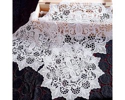 Allecto Plus - Set van 4 witte kanten borduurwerk tafel placemats - ronde bloemvorm - tafelset - gehaakte deken - beker onderzetter - eetkamer en keuken decoratie - 30 cm windgong