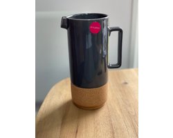 Alma Gemea - Schenkkan - Waterkan - Donkergrijs - keramiek met kurk, OP=OP