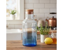 Alpina Glazen Waterfles Met Rookeffect En Kurken Deksel - Inhoud 1,2 Liter - Trendy Design - Geschikt Voor Water, Sap Of Limonade - Afmetingen Ø9,4 x H27 cm - Kleur Donkerblauw