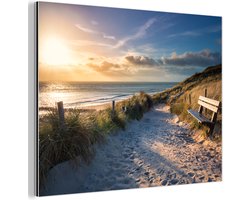 Aluminium schilderij 160x120 cm - Wanddecoratie metaal - Zonsondergang - Strand - Duin - Gras - Bank - Metalen muurdecoratie woonkamer - Decoratie industrieel - Foto op dibond - Industriële accessoires slaapkamer