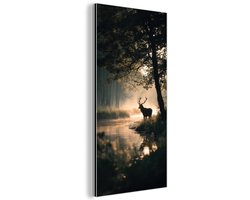 Aluminium schilderij 20x40 cm - Wanddecoratie metaal - Hert - Bosbeek - Mystiek - Metalen muurdecoratie woonkamer - Decoratie industrieel - Foto op dibond - Industriële accessoires slaapkamer