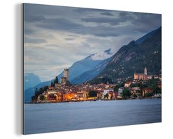 Aluminium schilderij 30x20 cm - Wanddecoratie metaal - Gardameer - Stad - Wolken - Metalen muurdecoratie woonkamer - Decoratie industrieel - Foto op dibond - Industriële accessoires slaapkamer