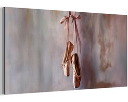 Aluminium schilderij 40x20 cm - Wanddecoratie metaal - Balletschoenen - Satijn - Aardetinten - Metalen muurdecoratie woonkamer - Decoratie industrieel - Foto op dibond - Industriële accessoires slaapkamer