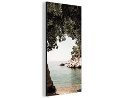 Aluminium schilderij 40x80 cm - Wanddecoratie metaal - Rotsen - Zee - Boom - Groen - Metalen muurdecoratie woonkamer - Decoratie industrieel - Foto op dibond - Industriële accessoires slaapkamer