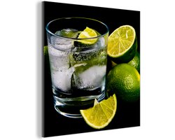 Aluminium schilderij 50x50 cm - Wanddecoratie metaal - Glas gin en tonic op ijs omgeven door limoenen - Metalen muurdecoratie woonkamer - Decoratie industrieel - Foto op dibond - Industriële accessoires slaapkamer