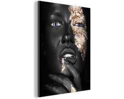 Aluminium schilderij 60x80 cm - Wanddecoratie metaal - Vrouw - Bladgoud - Zwart - Huid - Luxe - Metalen muurdecoratie woonkamer - Decoratie industrieel - Foto op dibond - Industriële accessoires slaapkamer