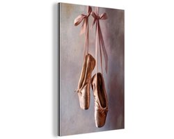 Aluminium schilderij 60x90 cm - Wanddecoratie metaal - Balletschoenen - Satijn - Aardetinten - Metalen muurdecoratie woonkamer - Decoratie industrieel - Foto op dibond - Industriële accessoires slaapkamer