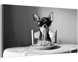 Aluminium schilderij 80x40 cm - Wanddecoratie metaal - Chihuahua - Hond - Zonnebril - Humoristisch - Zwart - Wit - Spaghetti - Metalen muurdecoratie woonkamer - Decoratie industrieel - Foto op dibond - Industriële accessoires slaapkamer