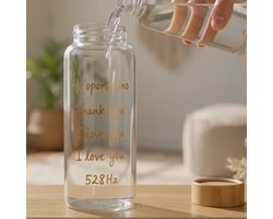 Amazi tafel waterfles van glas - 1000ml - 1 liter - 8 x 25 cm (dxh) - Glazen waterfles - Dop bamboo gravure flower of life - Tafel water Merk:AMAZI met zeef