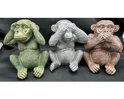 Apen " horen, zien & zwijgen" beeldjes - mix kleuren - groen metallic/zilver/rood metallic - set van 3 - 13 cm hoog - polyresin - decoratieve beelden - woonaccessoires