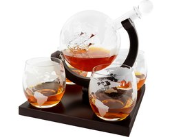 Aretica Whiskey karaf met 4 glazen - Whiskey - Karaf - Whiskey glazen - Whiskey set voor drank - Karaffen - Decanteerset - Wereldbol - 21 x 21 x 18 cm (lxbxh) - Glas en hout - Transparant en bruin