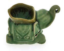 Aromabrander – Aromaverdamper – Handgemaakt – Keramiek - Aroma diffuser – Olieverdamper - Aromadamper theelicht –– Olifant vierkant groen/bruin