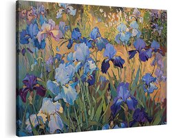 Artaza Canvas Schilderij Blauwe Irissen in een Veld - Bloemen - 120x80 cm - Groot - Wanddecoratie Woonkamer - Schilderijen - Muurdecoratie