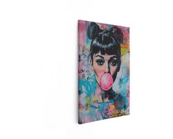 Artaza Canvas Schilderij Iconische Audrey Hepburn met Kauwgombel in Graffiti-Stijl - 60x90 cm - Wanddecoratie Woonkamer - Schilderijen - Muurdecoratie