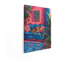 Artaza Canvas Schilderij Leopard Relaxeert op een Blauwe Bank in een Weelderige - Kleurrijke Woonkamer - 60x80 cm - Wanddecoratie Woonkamer - Schilderijen - Muurdecoratie