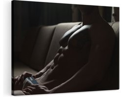 Artaza Canvas Schilderij Man met een Sixpack op een Bank - Erotiek - 120x80 - Groot - Foto Op Canvas - Wanddecoratie Woonkamer