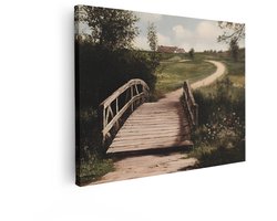 Artaza Canvas Schilderij Rustieke Houten Brug Leidt Naar een Boerderij op een Glooiende Groene Heuvel - 120x90 cm - Groot - Wanddecoratie Woonkamer - Schilderijen - Muurdecoratie