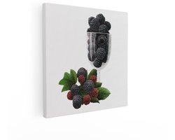 Artaza Canvas Schilderij Verse Bramen en Frambozen in een Glas en op een Tak met Bladeren - 50x50 cm - Wanddecoratie Woonkamer - Schilderijen - Muurdecoratie